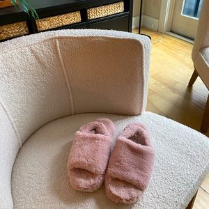 Women’s fuzzy furry slippers